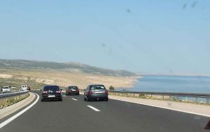 Je tady léto a s ním prázdniny a období dovolených. Řada Čechů vyrazí s rodinou či přáteli k moři autem. Projděte si s námi, co taková jízda do přímořského letoviska vyžaduje.