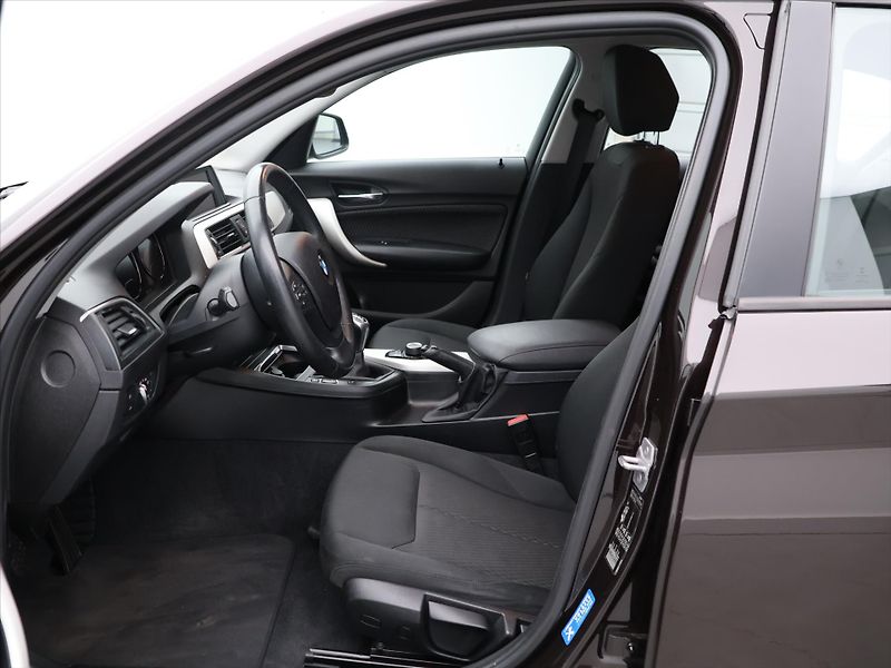 BMW Řada 1 1,5 118i Advantage 1.Maj. - fotka 10 z 30
