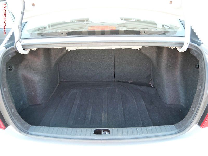 Hyundai Accent (2010) 1.4i, 1.maj,ČR, TZ, park - fotka 7 z 14