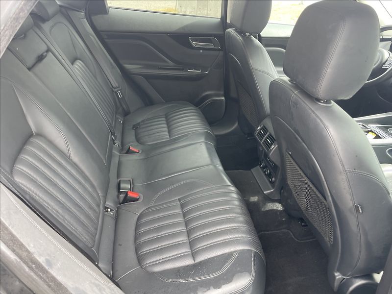 Jaguar F-Pace 3,0 d 221kw AWD Aut. DPH - fotka 12 z 33