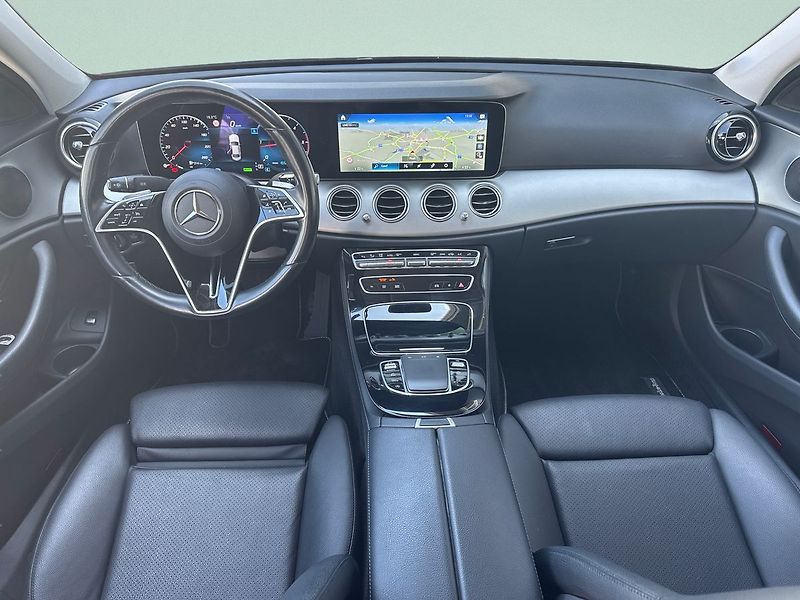 Mercedes-Benz Třídy E AVANTGARDE 220d 4MATIC - fotka 12 z 21