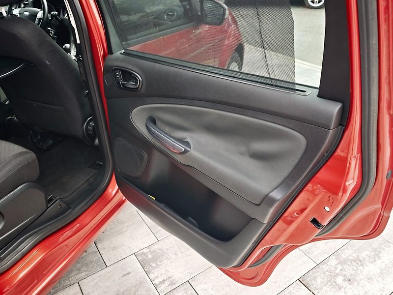 Ford Galaxy (2006) 2,0 TDCi 103 Kw Ghia 7 míst - fotka 15 z 29
