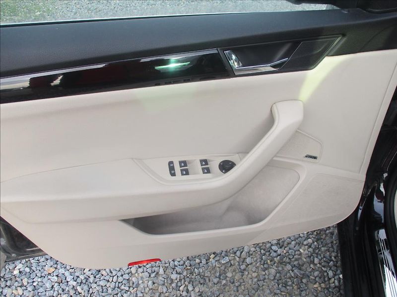 Škoda Superb 2,0 TDI, L&K,serv.historie,CZ - fotka 22 z 46