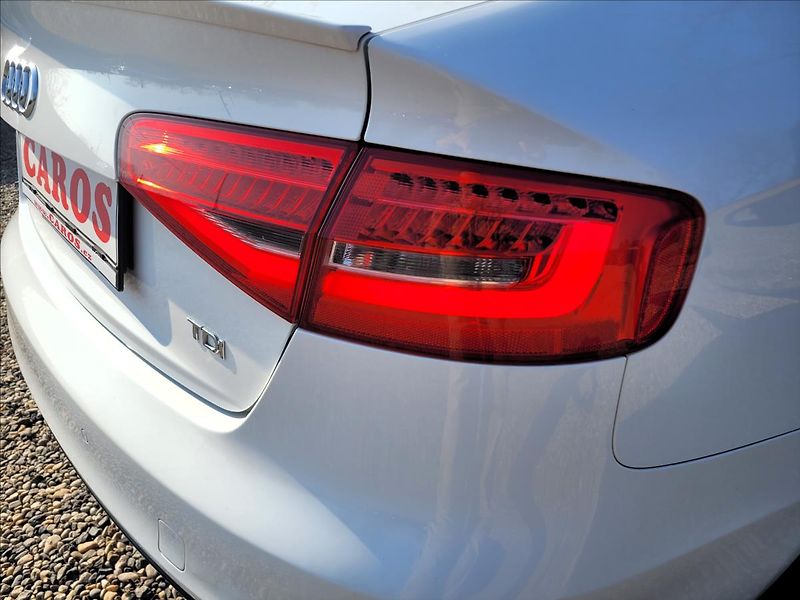 Audi A4 2,0 TDI,S-line,navi,výhřev,xen - fotka 36 z 41