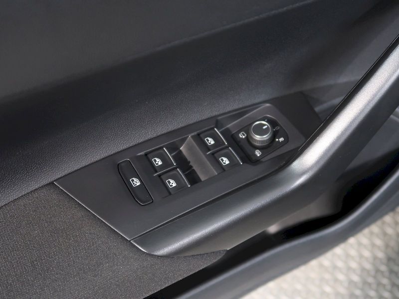 Volkswagen Taigo (2023) R-LINE 1.0TSI 81KW DSG NAVI - fotka 34 z 37