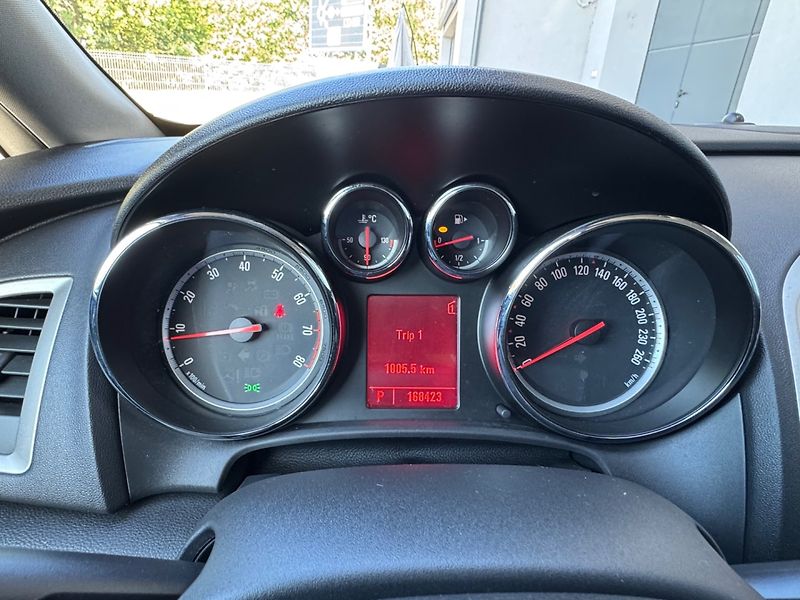 Opel Astra (2010) 1.6 16V Automat - fotka 18 z 36