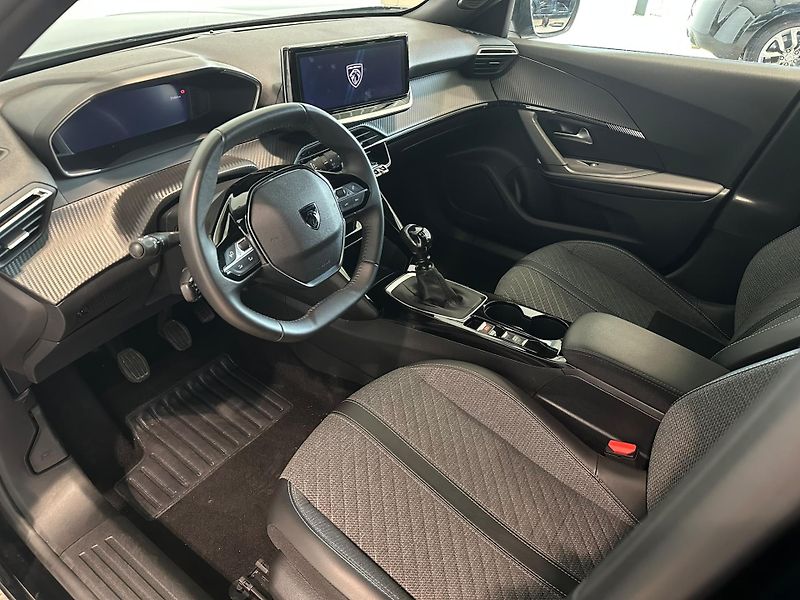 Peugeot 2008 1,2 PureTech Allure  74kW - fotka 7 z 17