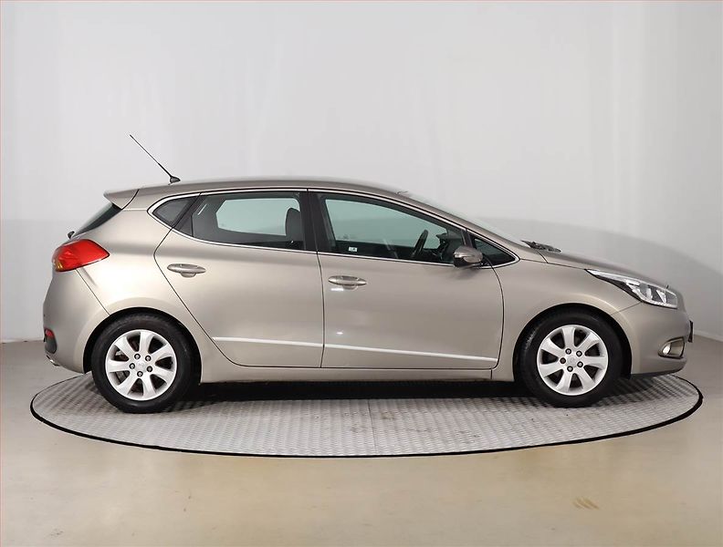 Kia Ceed (2013) 1.6 GDI, Serv.kniha, Tempomat - fotka 6 z 18