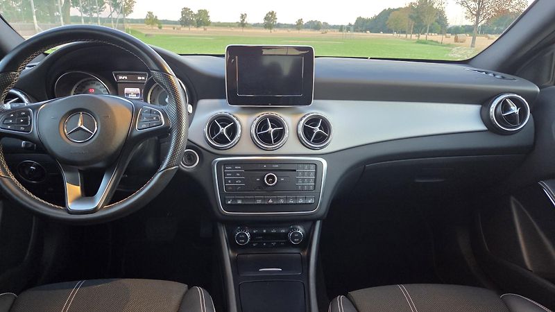 Mercedes-Benz GLA (2015)  220d 7G-DCT 4MATIC AMG Styl - fotka 17 z 31