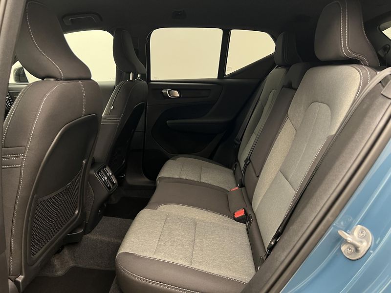 Volvo XC40 B3 DARK PLUS AUT CZ 1. maj. - fotka 6 z 41