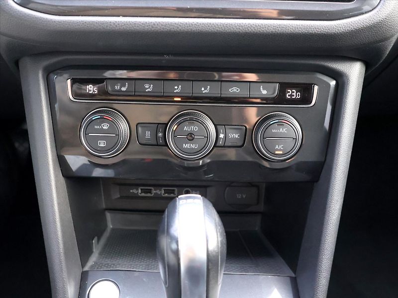 Volkswagen Tiguan Allspace 2,0 TSI 162kW DSG 4M LED 1.Maj - fotka 25 z 35