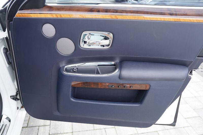 Rolls-Royce Ghost 6.75i V12  570 PS - fotka 20 z 45