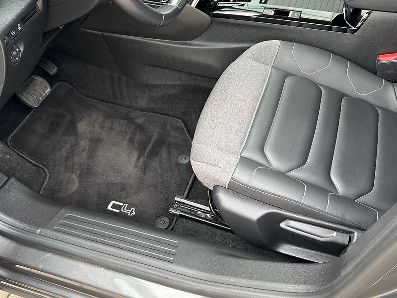 Citroën C4 (2023) Shine 1.2 PureTech 130 EAT8 - fotka 33 z 58
