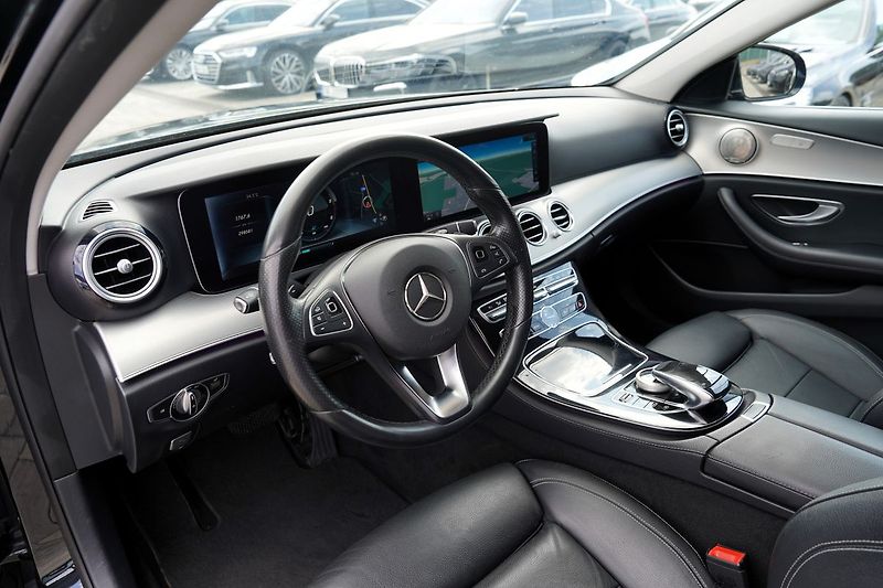 Mercedes-Benz Třídy E E 220d AMG/LED/AT9/kůže - fotka 23 z 46