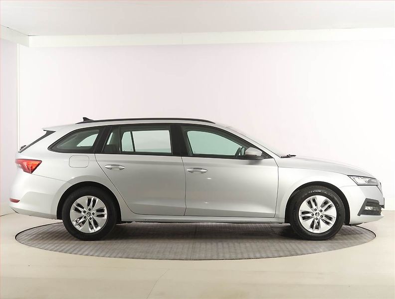 Škoda Octavia (2023) Ambition 2.0 TDI, ČR,1.maj - fotka 6 z 24