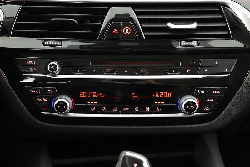 BMW Řada 5 (2017) 530d xDrive, 4X4, Automat - fotka 16 z 21