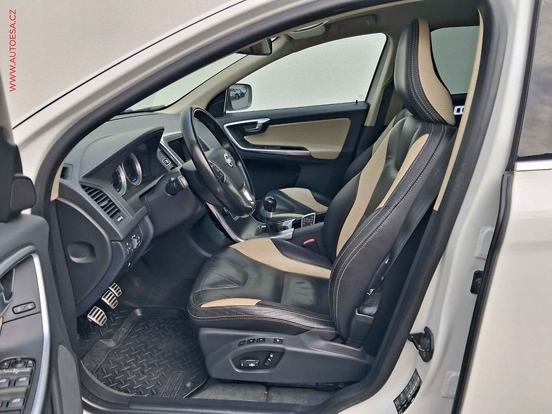 Volvo XC60 (2011) 2.4 D5 AWD, R-design - fotka 9 z 19