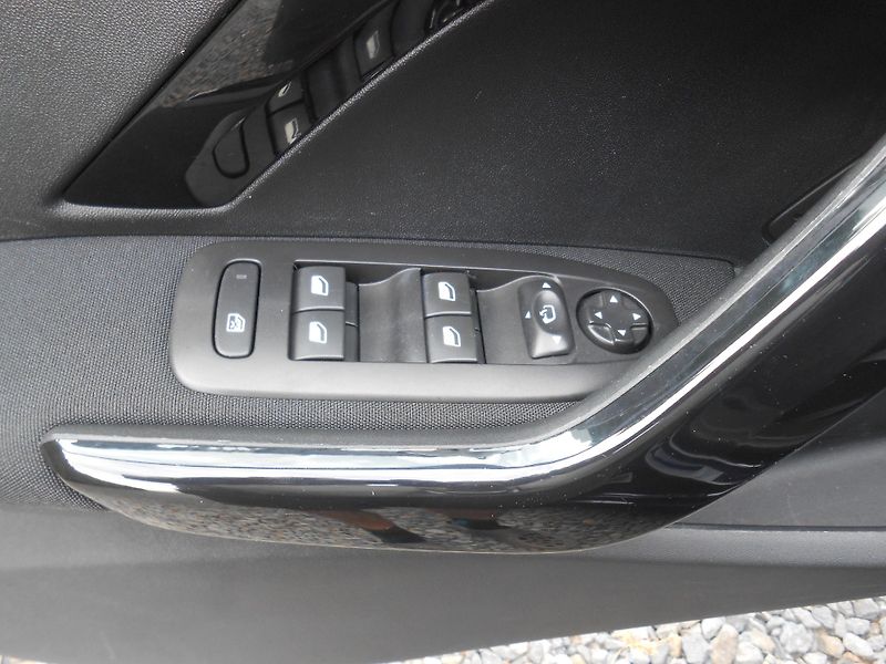 Peugeot 208 NAVIGACE,CHROM,LED!! - fotka 28 z 42