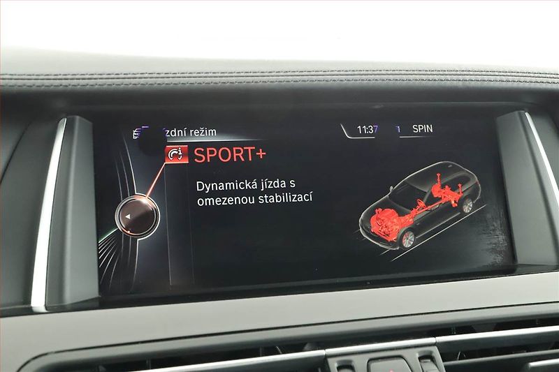 BMW Řada 5 (2015) Individual 530d xDrive, 4X4 - fotka 11 z 21
