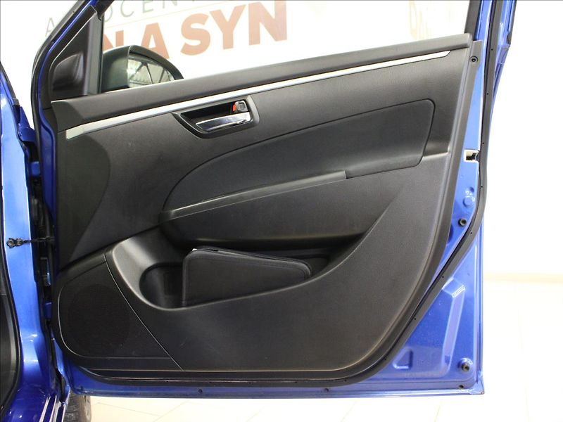 Suzuki Swift 1,2 i 4x4 pěkný stav, serv.kni - fotka 11 z 27
