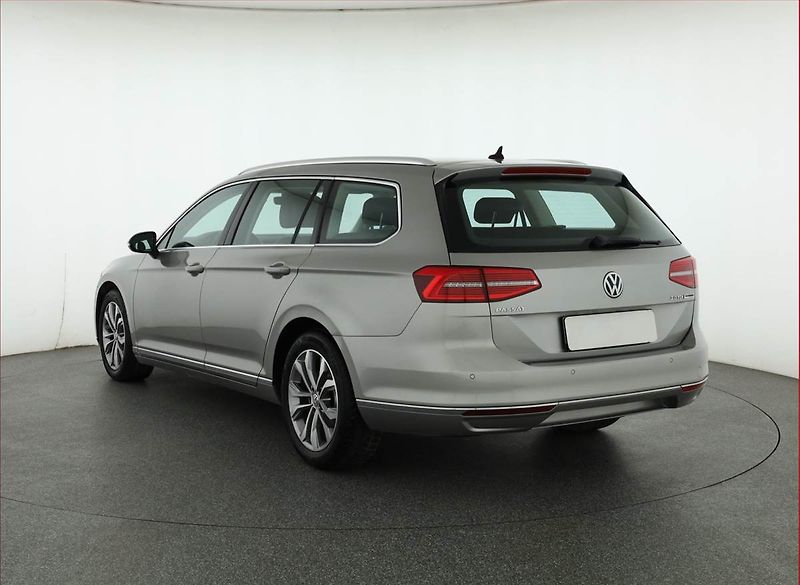 Volkswagen Passat (2015) 2.0 TDI, Automat, Navi - fotka 4 z 18
