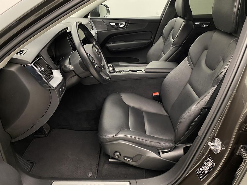 Volvo XC60 B4 AWD MOMENTUM AUT  - fotka 3 z 47