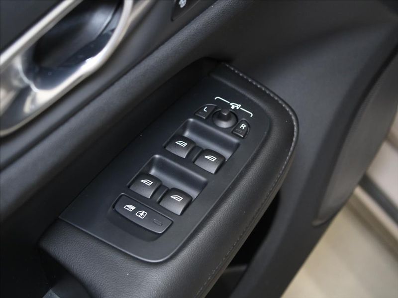 Volvo S60 2,0 B5 AWD Ultimate Dark ČR - fotka 19 z 28