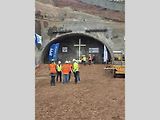 Na portálu Dolní Radechová proběhlo slavnostní požehnání svaté Barbory – patronky horníků, a tím i oficiální zahájení ražby tunelu, který je součástí stavby I/33 Náchod – obchvat.