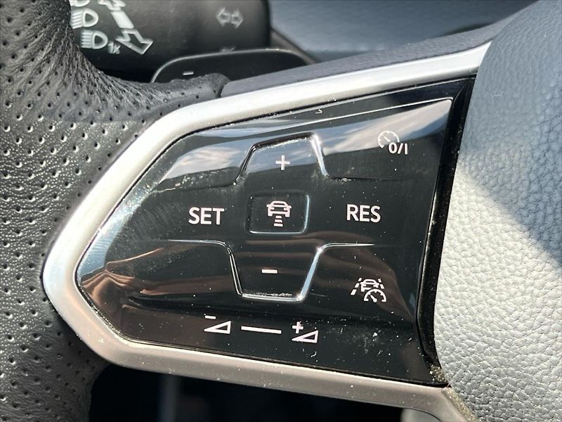 Volkswagen Golf 2,0 TSi 180kW 7DSG  REZERVACE - fotka 19 z 28