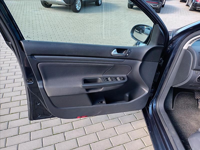 Volkswagen Golf 1,6 75kw,AUTOMAT,SERVISKA - fotka 16 z 35