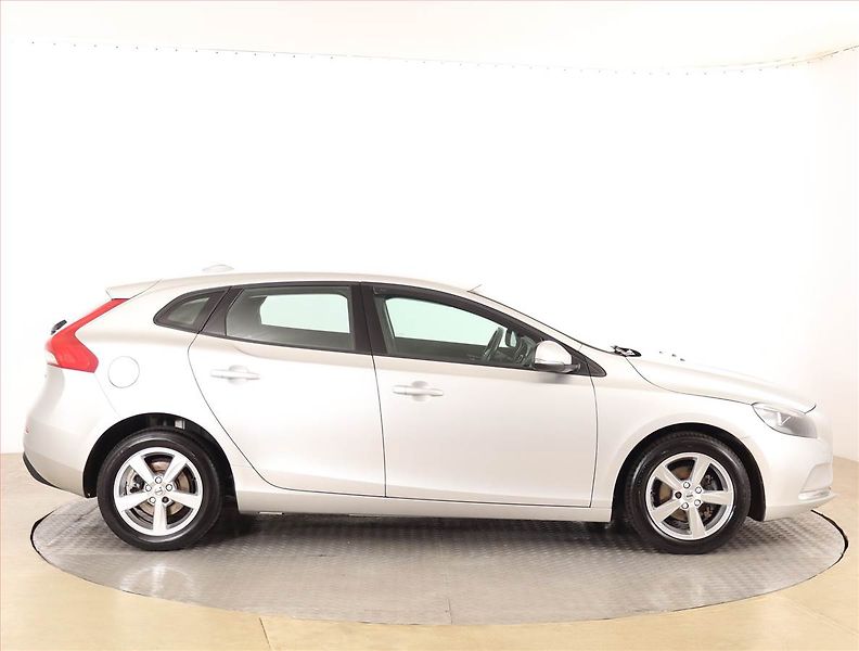 Volvo V40 (2016) 2.0 D2, Serv.kniha - fotka 6 z 16