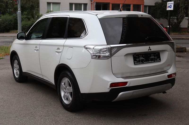 Mitsubishi Outlander 2.2DI-D 4X4 7 MÍST 110kW - fotka 13 z 50