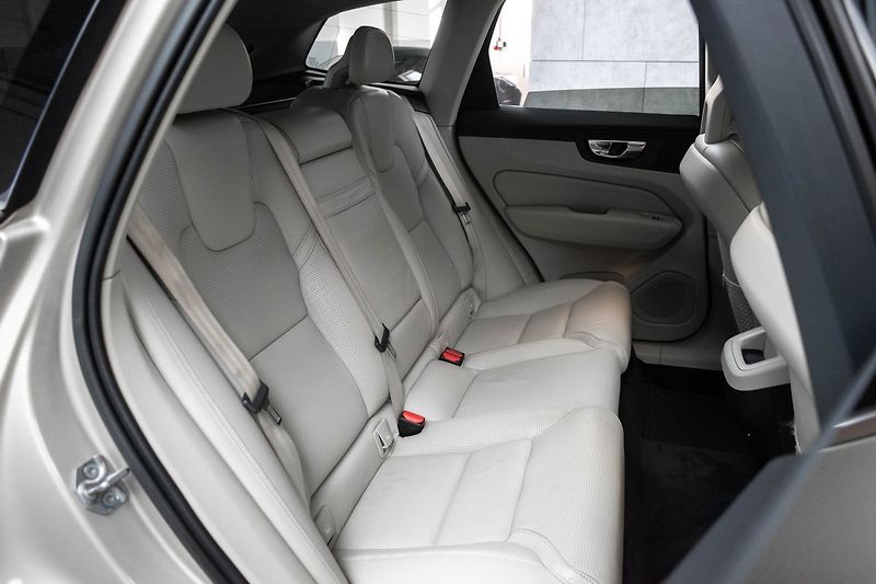Volvo XC60 D5 AWD INSCRIPTION DPH*ČR 1.M* - fotka 13 z 44