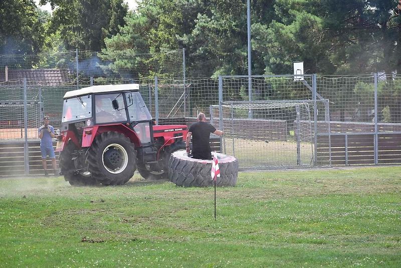 Traktoriáda ve Studenci na Třebíčsku nespočívá pouze v přehlídce zúčastněných strojů. Mnoho z nich se účastní dovednostních soutěží, což láká davy lidí.