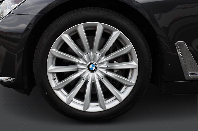 BMW Řada 7 750Li xDrive - fotka 7 z 25