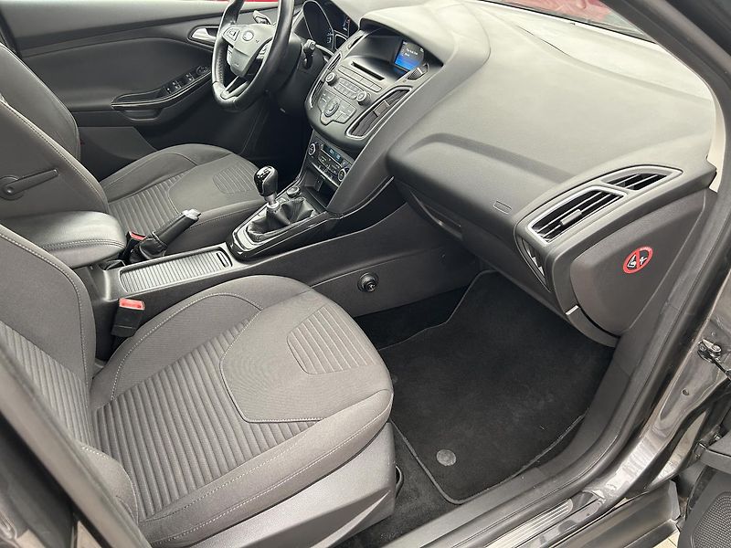 Ford Focus 1.5   Titanium - fotka 19 z 24