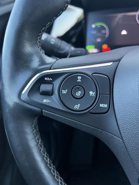 Opel Grandland 1.6PHEV Sport GSLine 165kW DPH - fotka 10 z 25
