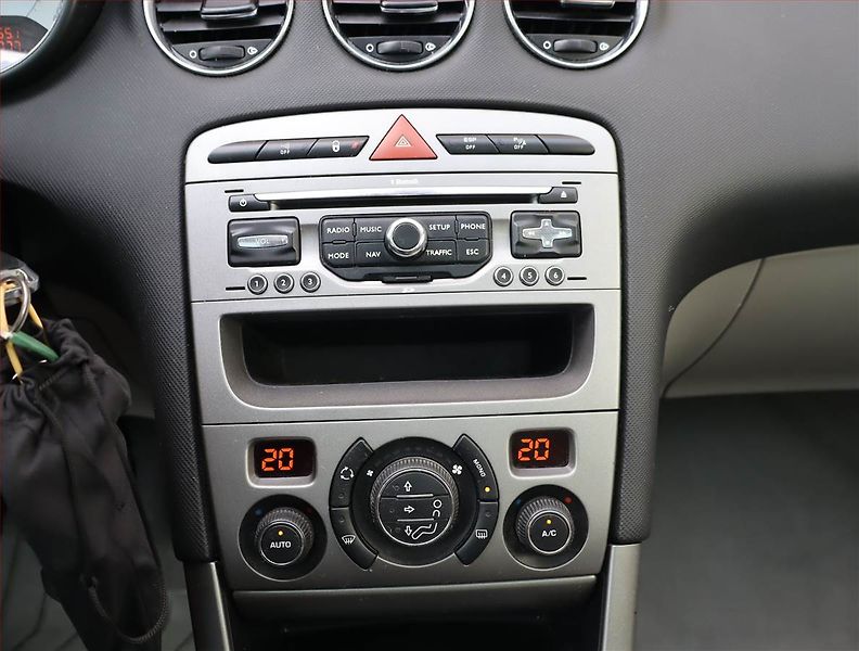 Peugeot 308 (2011) 1.6 HDi, 7 míst, Eko.zaplacen - fotka 12 z 25