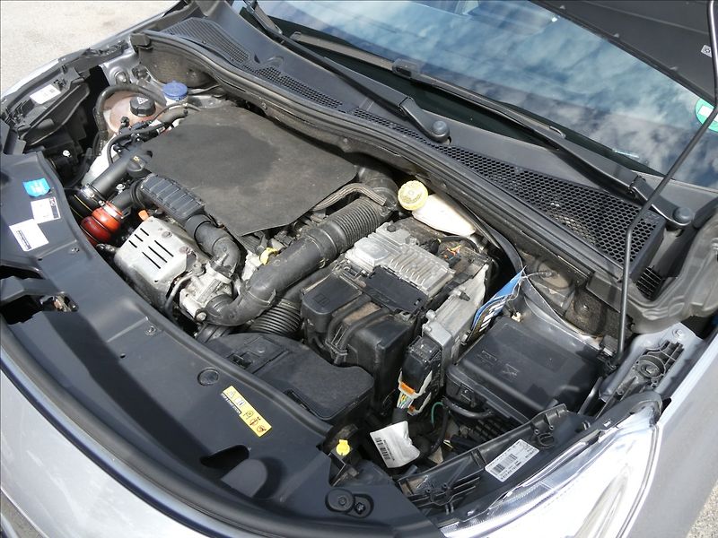 Peugeot 2008 1,2 1.2 81kW NAVI,závěs,servis - fotka 37 z 46