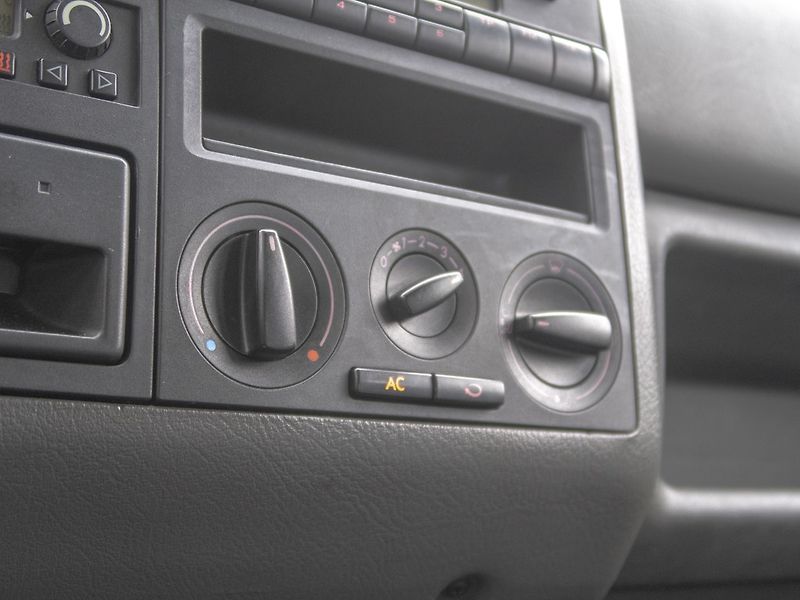 Volkswagen Transporter (1999) 2.5TDI 75KW – OBYTNÝ REIMO - fotka 23 z 47