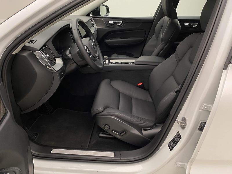 Volvo XC60 B5 AWD DARK PLUS AUT CZ - fotka 3 z 60