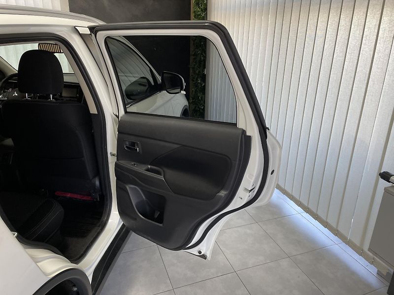Mitsubishi Outlander 2.0 MIVEC AT 4x4 ČR REZERVACE - fotka 15 z 25