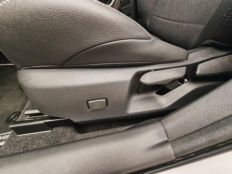 Toyota Corolla 1.8 Hybrid e-CVT Touring Sport - fotka 16 z 40