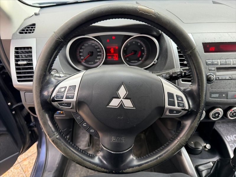 Mitsubishi Outlander 2,4 MIVEC 125kW-LPG-4x4-SERVIS - fotka 17 z 33