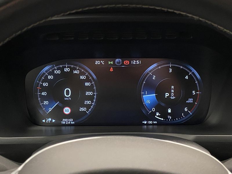 Volvo XC90 B5 AWD R-DESIGN REZERVACE - fotka 25 z 47
