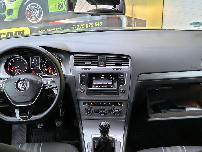 Volkswagen Golf 1,2 TSi LOUNGE 81kW *SERVIS* - fotka 33 z 45