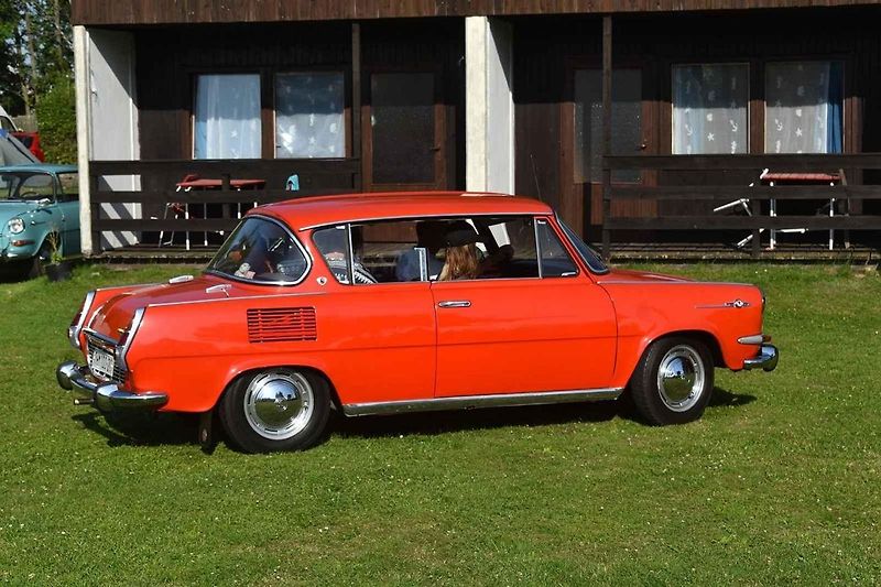 Škoda 1000 MBG s historickým pozadím.