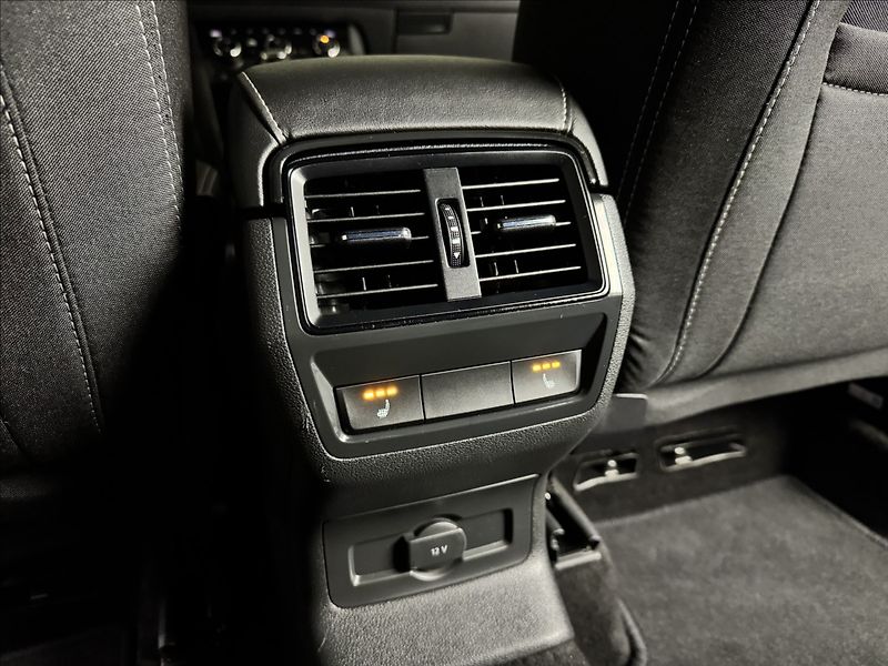 Škoda Karoq 2,0 TDi  Sportline LED Virtual - fotka 16 z 47