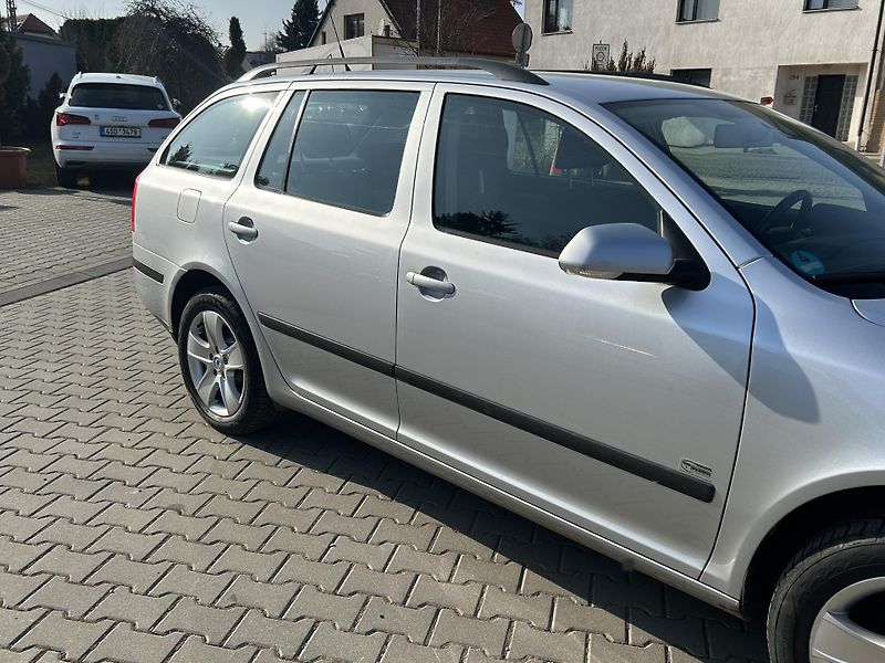 Škoda Octavia 1,9TDi DSG combi Team Edition - fotka 9 z 50