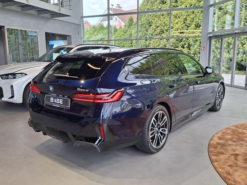 BMW Řada 5 550e xDrive Touring M-Sport  - fotka 6 z 30